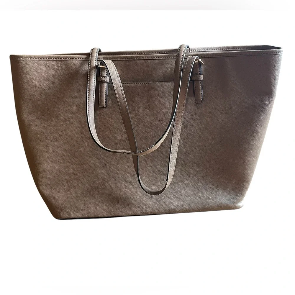 Michael Kors Jet Set Medium Saffiano Leather Top-Zip Tote Bag – Tan‎